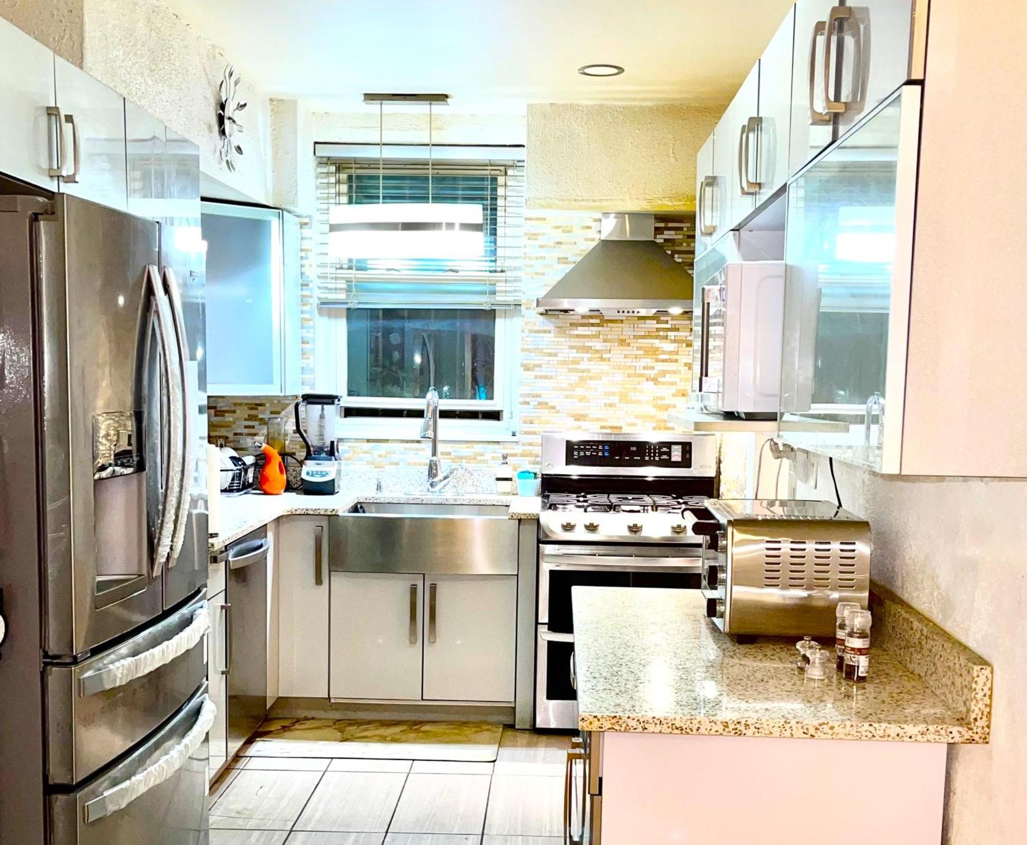 Lga Airport 3 Mins, 3 Bedroom Duplex House, Parking And Private Backyard, 9Mins Subway! نيو يورك المظهر الخارجي الصورة